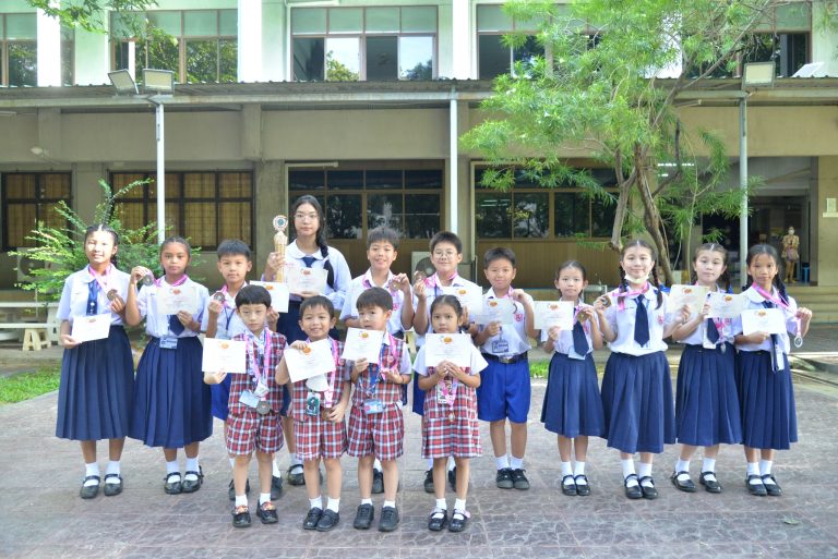 พิธีมอบรางวัลและแสดงความยินดี นักเรียนที่ได้รับรางวัลจากการแข่งขัน คณิตคิดเร็วและภาษาอังกฤษ ชิงแชมป์ประเทศไทย ครั้งที่ 25