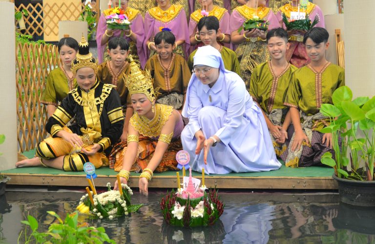 กิจกรรมลอยกระทง ระดับประถมและมัธยมศึกษา