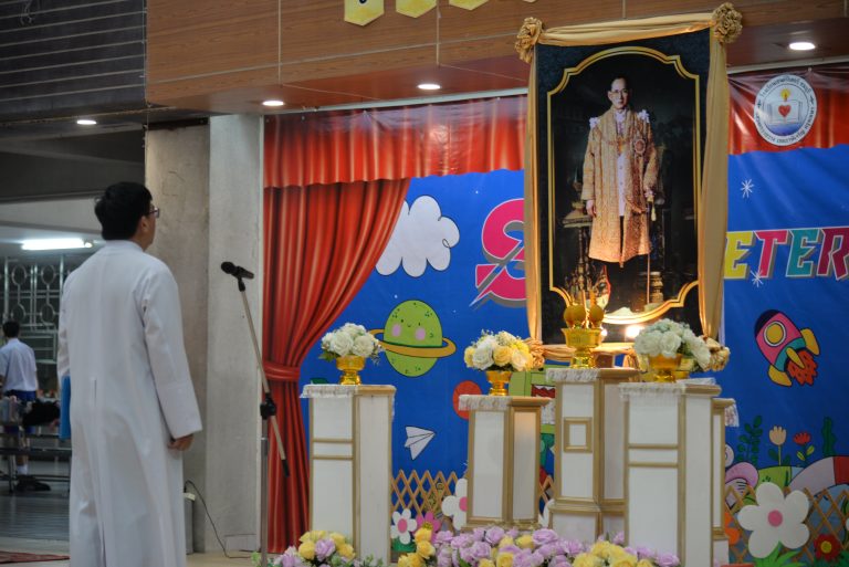 พิธีน้อมรำลึกในพระมหากรุณาธิคุณ เนื่องในโอกาสวันคล้ายวันพระบรมราชสมภพ พระบาทสมเด็จพระบรมชนกาธิเบศร มหาภูมิพลอดุลยเดชมหาราช บรมนาถบพิตร วันชาติ และ วันพ่อแห่งชาติ ระดับปฐมวัย