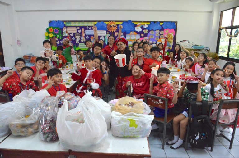 กิจกรรมจับสลากของขวัญจากผู้บริหาร คณะครู และสังสรรค์ในเทศกาลคริสต์มาสและปีใหม่