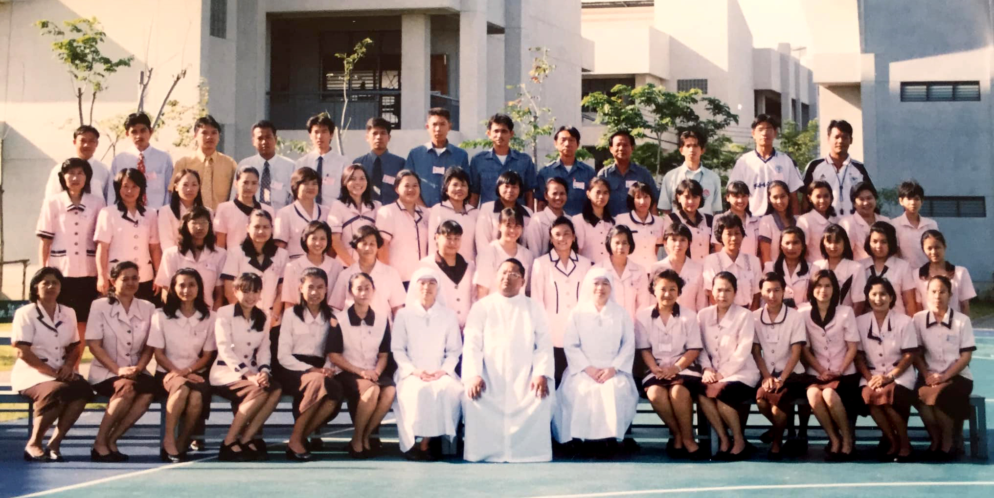 คณะครูโรงเรียนตรีมิตรวิทยา-ปี2543