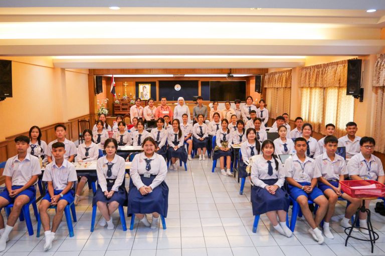 นักเรียนชั้นมัธยมศึกษาปีที่ 6/1 นำเสนอวิธีแก้ปัญหาสิ่งแวดล้อมโดยใช้ความรู้ทางเคมี